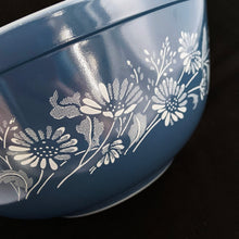 Load image into Gallery viewer, Vintage Pyrex milk glass mixing bowl in the &quot;Colonial Mist&quot; pattern, #403. The bowl is a deep country blue background with a whimsical white daisy pattern, oven/microwave safe and great for food storage. Produced by Corning, NY, USA. Produced between 1983 - 1986.   Bowl #403; 1.5 litres, 8-3/4&quot; x 4&quot;  In good vintage condition, free from chips, cracks, stains, wear with the exception of a few minor scratches. This one has not seen a dishwasher and looks practically brand new!
