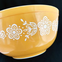 Load image into Gallery viewer, Classic vintage PYREX &quot;Butterfly Gold&quot; milk glass mixing bowl. This is the 403 which holds 2-1/2 quarts. This sweet pattern of flowers and butterflies was designed by Gregory Mirow and produced by Corning USA between 1972 - 1979. Great for mixing, food storage and are oven and microwave safe....all from this timeless classic! Very good vintage condition, free from chips/cracks. MInor wear and some scratches to the gold which is still shiny and vibrant. Dimensions: 8-3/4&quot; x 4-1/8&quot;
