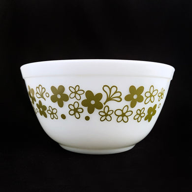 Vintage green Spring Blossom I white milk glass mixing bowl, 402, 1-1/2 quart. Crafted by Corning, USA, 1972 to 1979 and 1979 to 1981. A classic piece of kitchenware.

In excellent condition, no chips or cracks. Barely looks used and the green is still shiny and vibrant.

Measures 7 1/4 x 3 1/2 inches