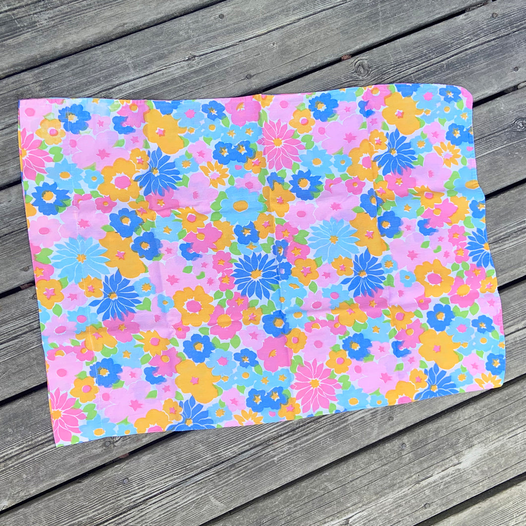 Get some flower power into your bedroom with this fabulous pair of vintage pillowcases in blue, pink and orangey-yellow flowers. These will surely brighten up any bedroom decor!  In excellent condition, free from tears or stains.  Standard size