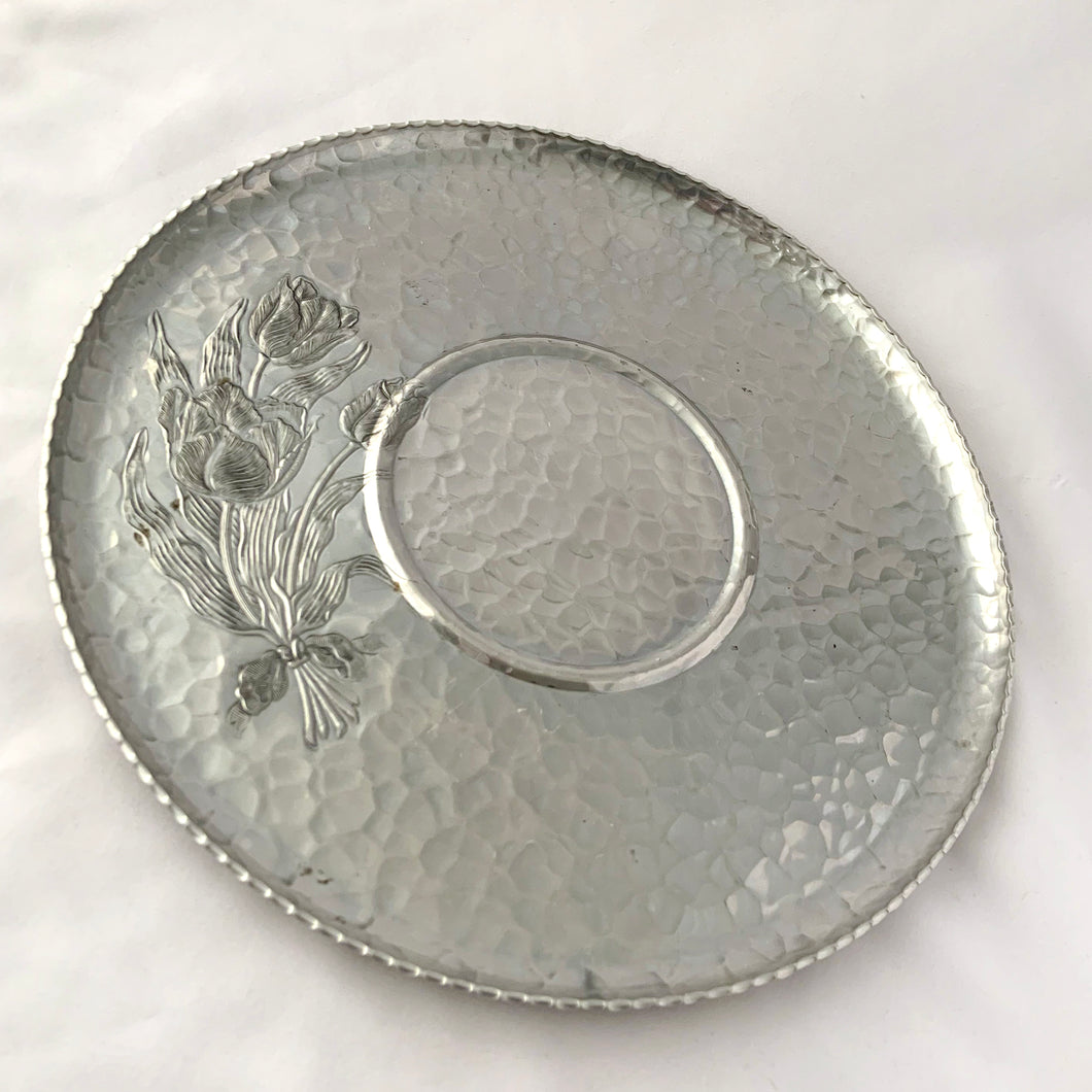 Beautiful hammered aluminum serving tray with embossed tulip design on shape #460. Crafted by Rodney Kent in Brooklyn, New York USA, circa 1950s. This tray would look stunning on a bar cart or pair with a bowl for serving appetizers with dip. In excellent condition. Makers mark on bottom. Measures 11 1/4 x 1/2 inches