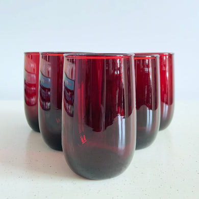 Six vintage mid-century modern Roly Poly Royal Ruby flat juice glasses. Crafted by Anchor Hocking, USA, 1950 - 1965. A fabulous addition to your everyday or Christmas barware collection!

In excellent condition, no chips or cracks.

Measures 2 x 3 1/2 inches

Capacity 5 ounces