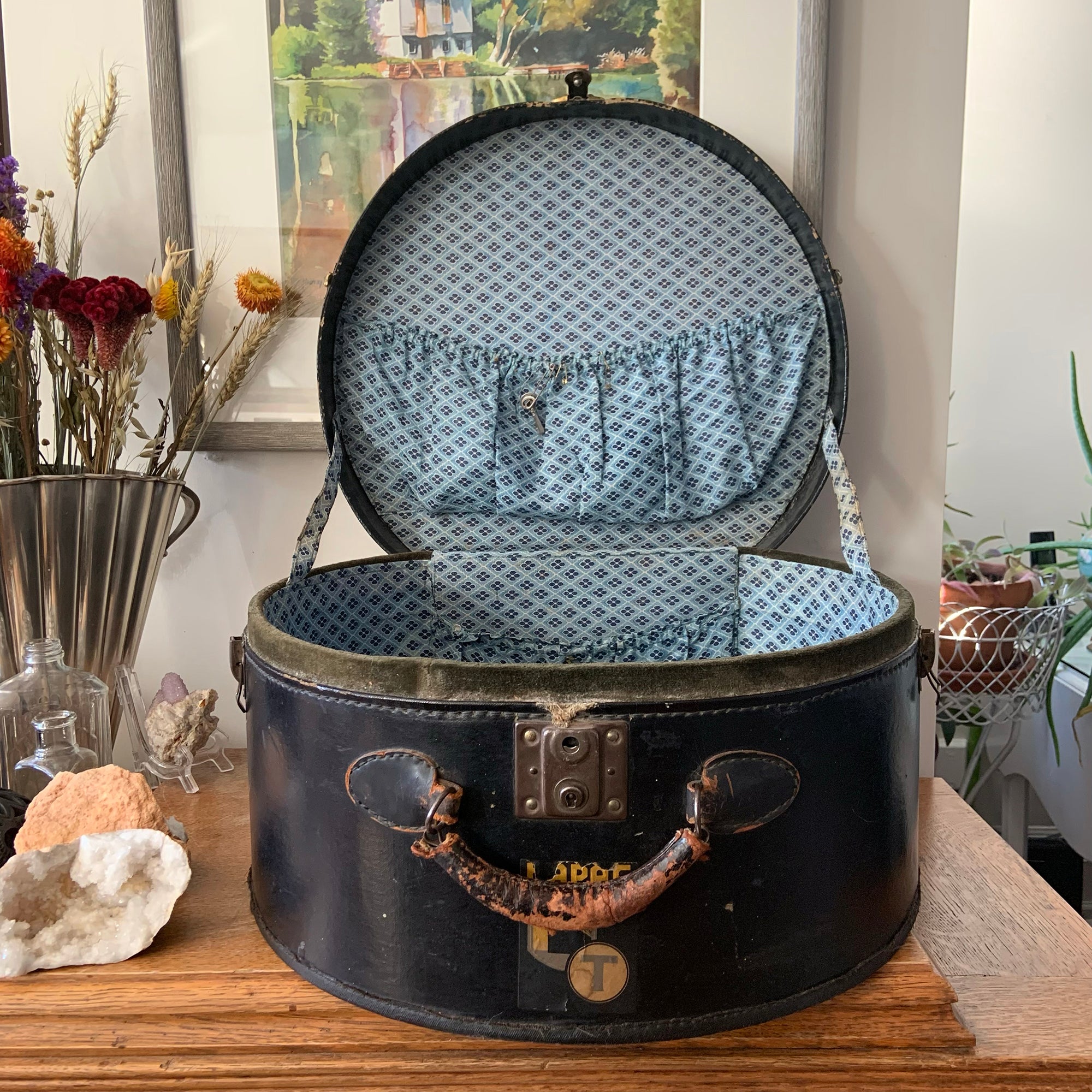 Large round suitcase outlet