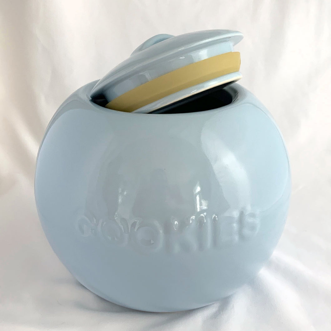 Vintage art deco style light blue round ball-shaped cookie  lidded ceramic cookie jar. Although unmarked, we believe this piece was produced by Manning-Bowman, circa 1930/40.  In excellent condition, no chips or cracks.  Measures approximately 8 inches in diameter.
