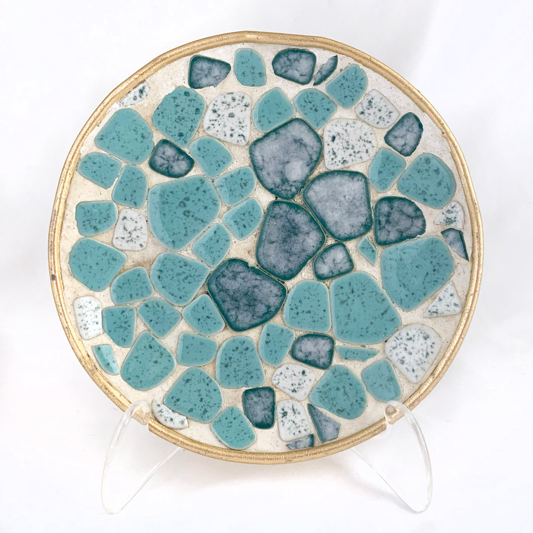 A lovely vintage mid-century mosaic tile dish in shades of blue abstract shape tiles. Perfect as wall art or a dish. A great retro decor piece from the 50s!   In excellent condition.  Measures 6
