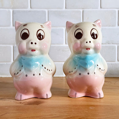 Adorable set of mid-century anthropomorphic Porky Pig ceramic salt and pepper shakers. Produced by Shawnee Pottery, USA, circa 1940.  In excellent condition, free from chips/cracks.  Measures 2-5/8