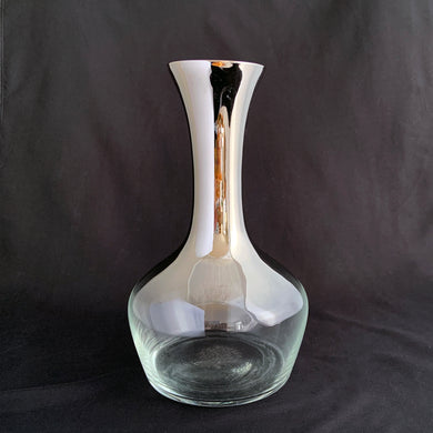 This mid-century vintage silver fade glass wine carafe is perfect for any occasion! Crafted by Vitreon Queen's Lustreware, 1960s. Add some vintage glam to your bar cart!

In excellent condition, no chips or wear.

Measures 4 1/2 x 8 1/2 inches