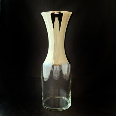 Vintage mid-century silver fade glass wine carafe. Crafted by Vitreon Queen’s Lusterware, 1960s.

In excellent condition, no chips/cracks/wear.

Measures 3 1/2 x 10 3/4 inches