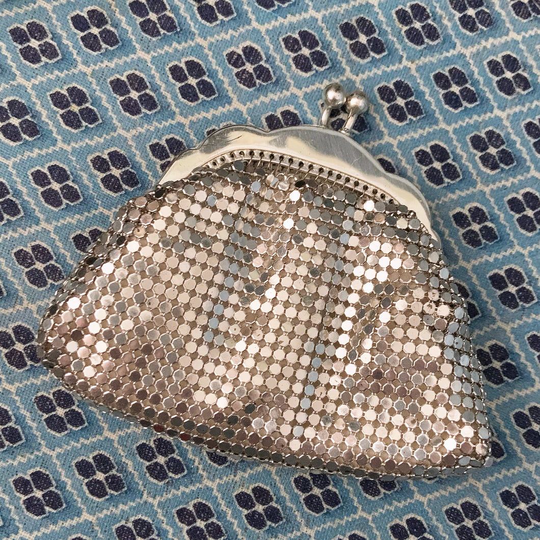 Gorgeous  art deco style vintage silver mesh change purse. Designed by Whiting and Davis, made in the USA. A great period piece that would make an fabulous accessory. In overall excellent condition, minor scratches on the bracket.