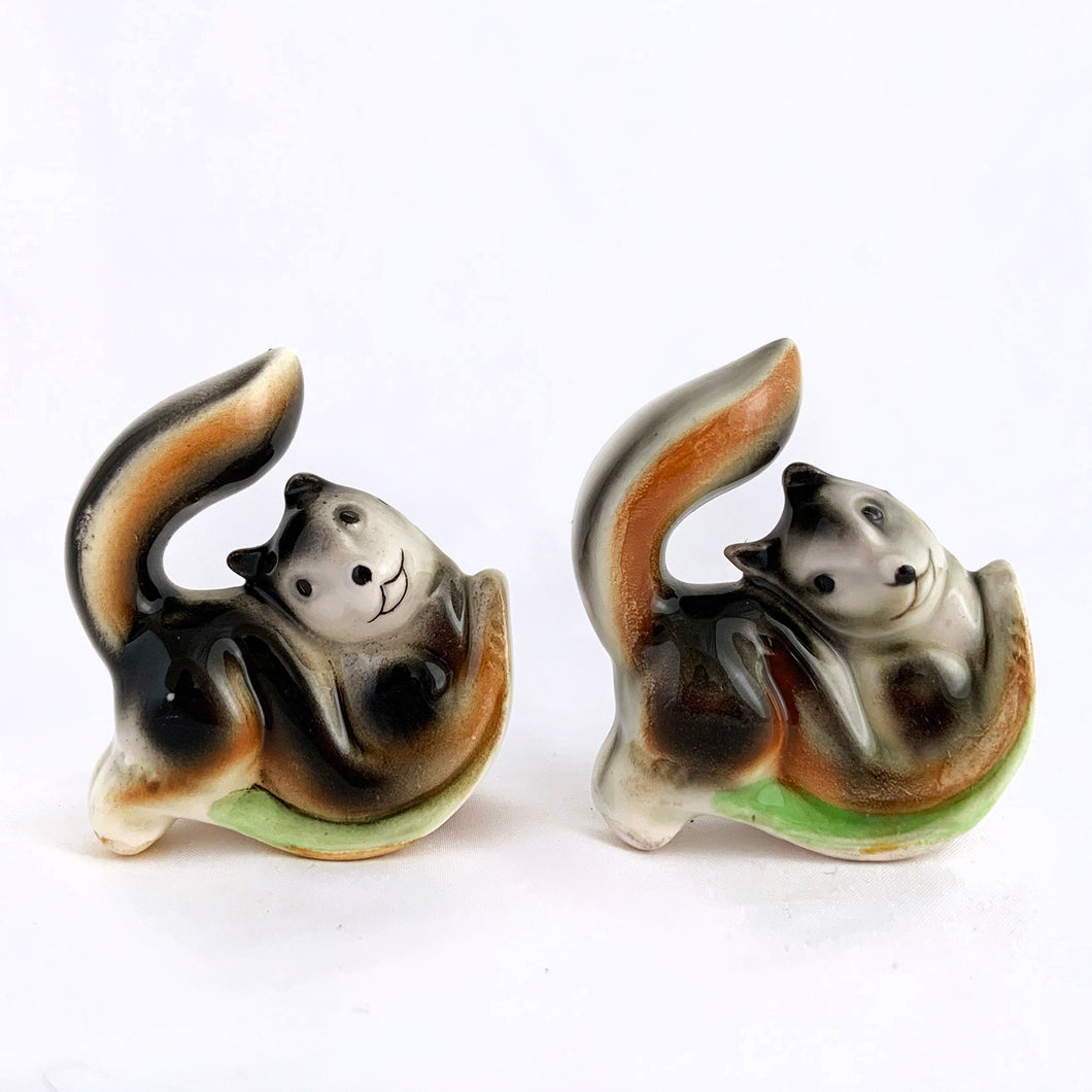 Adorable mid-century ceramic skunk salt and pepper shakers. Made in Japan, circa 1950.  In excellent condition, free from chips/cracks.