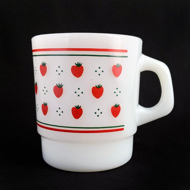 Vintage milk glass mug with vibrant red strawberries and green dots between two sets of red and green bands. Crafted by Termocrisa Glass, 1980s. The perfect mug for springtime!

In excellent condition, no chips/cracks/wear. Nice and shiny!

Measures 3 x 3 3/8 inches