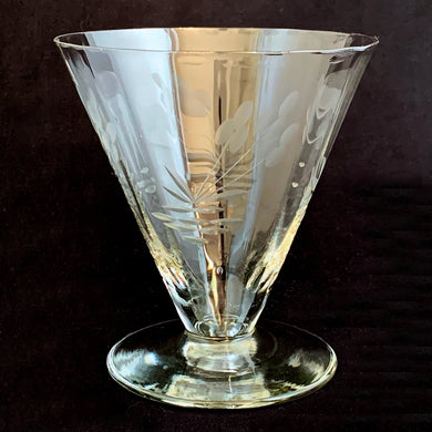 Elegant and charming set of four vintage sherbet crystal glass with an etched detail reminiscent of a water lily. Perfect for desserts, ice cream and cocktails!  In excellent condition, free from chips and cracks. Maker unknown.  Measures 3 1/2 x 4 inches   