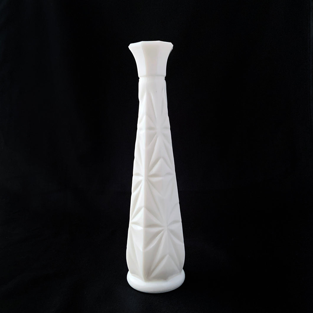 A lovely vintage white six panel milk glass floral bud vase with an impressed star pattern. Produced by the Hoosier Glass Company, circa 1960/70.  In excellent condition, free from chips/cracks.  Measures 2-1/4