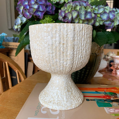 Fabulous vintage mid-century pottery pedestal planter with ribbed texture and white splatter glaze with yellow interior. Marked USA. Circa 1950s. Fill with your favourite greenery or succulents. Or repurpose as a catchall or candy bowl.  In excellent condition, free from chips/cracks/repairs.  Measures 5 1/4 x 6 1/2 inches