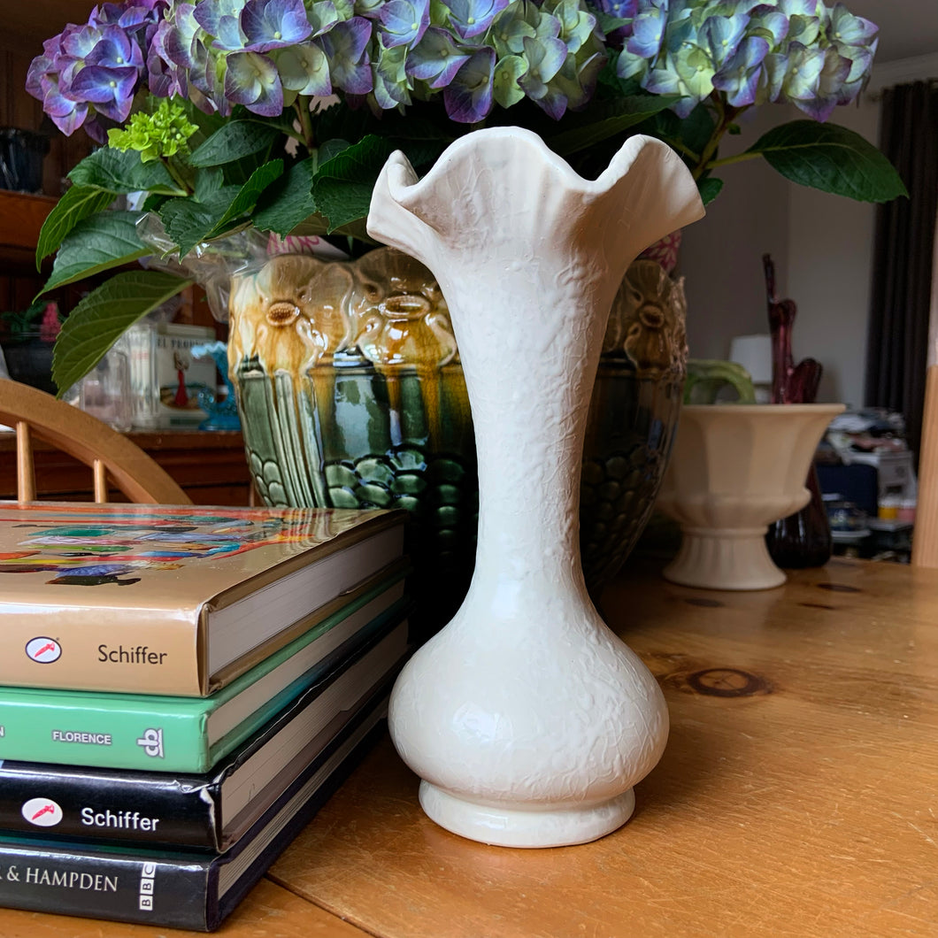 RARE FIND! Pretty vintage ceramic flower vase with ruffled edge from the Cameo Line, shape 2512, decorated with white splatter over pale gray glaze. Produced by Shawnee Pottery, USA, circa 1950s.  In excellent condition, free from chips/cracks/repairs.  Measures 4 1/2 x 8 3/4 inches