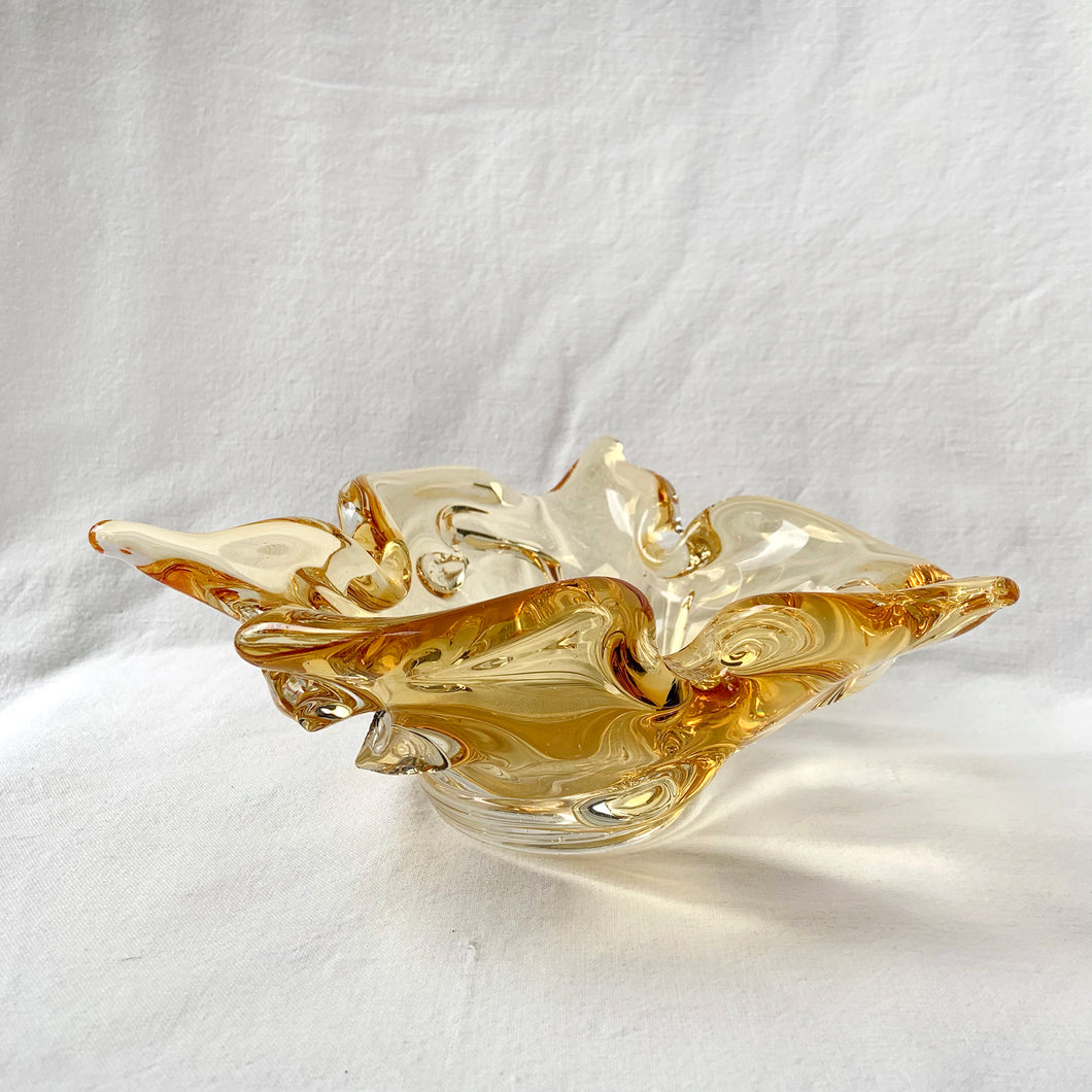 A stunning 3 point trillium shaped yellow art glass ashtray or bowl. This is a beautifully hand blown glass ashtray with lots of twists and turns of the glass. Makes a beautiful addition to home decor. Use as trinket dish, catchall, candy dish or as originally intended. Made by Lorraine Glass in Canada, circa 1970. It is absolutely spectacular piece of art glass!  In excellent condition, no chips or cracks and the bottom is polished smooth.  Measures 9
