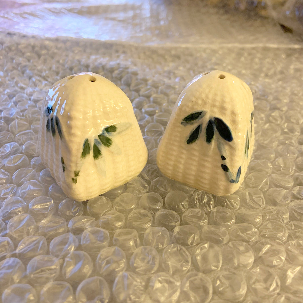 Adorable set of vintage salt and pepper shaker set with a palm tree basket theme. Made in Japan.  In excellent condition. No corks.