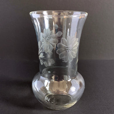 Vintage WJ Hughes cut Corn Flower glass flower vase features 12-petalled corn flowers with leaf sprays. Federal Glass blank, 1950s. Create a beautiful floral display with this classic vase.

Excellent vintage condition, no chips.

Measures 3 3/4 x 6 1/4 inches