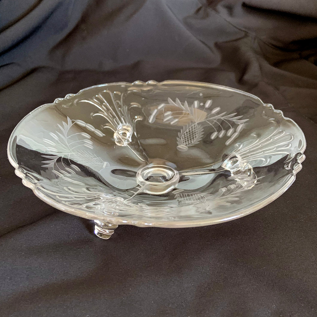 Delicate vintage clear tri-footed glass dish cut pineapple palm trees. The perfect dish for candies or trinkets. In excellent condition, free from chips. Measures 7 x 1 3/4 inches
