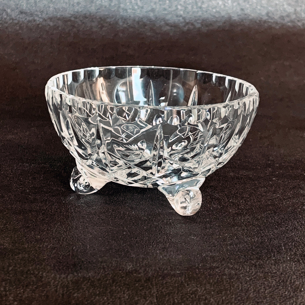 This adorable footed crystal sugar bowl features a cross hatch pattern with beaded edge and three curled feet. Use as intended or as a touch of sparkle on your vanity for soaps, cotton balls or jewelry.  In excellent condition, free from chips.  Measures approximately 3 x 2 1/2 inches