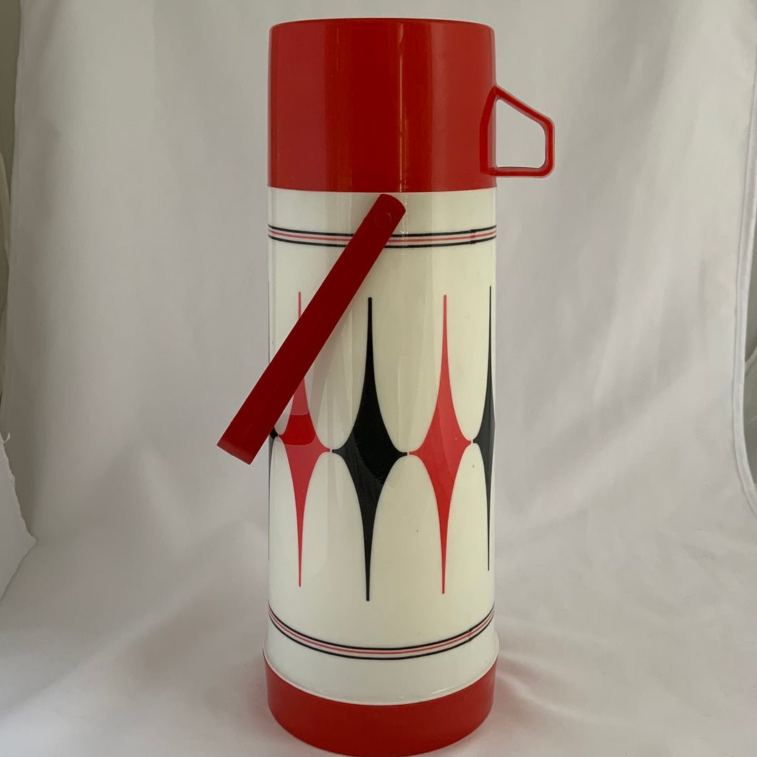 This retro thermos is fire engine red with a harlequin style pattern of black and red diamonds The graphics are excellent! Perfect for those early morning at the rink or the ice hut. Easily fits into a backpack or can be carried by the convenient handle.   In excellent condition, barely looks used. Manufactured by Aladdin Industries in Canada, circa 1970s.  Cup No 243 | No 31 Stopper | No 032C Filler | 910ml capacity  Measures 4 1/4 x 12 inches