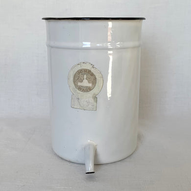 Vintage white and black rimmed enameled metal irrigator with spout. Crafted by Jones Metal Products Company, USA, 1950s. This handy vessel has a hole on the back for easy hanging which makes it perfect for storing kitchen utensils, paint brushes, garden tools or use as a garden planter.

In vintage condition. Original Jones Ware label.

Measures 5 1/4 x 7 1/4 inches